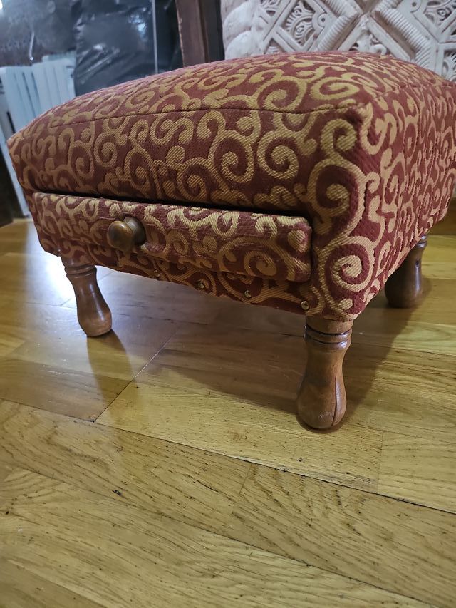 Reposapiés tapizado con cajón
