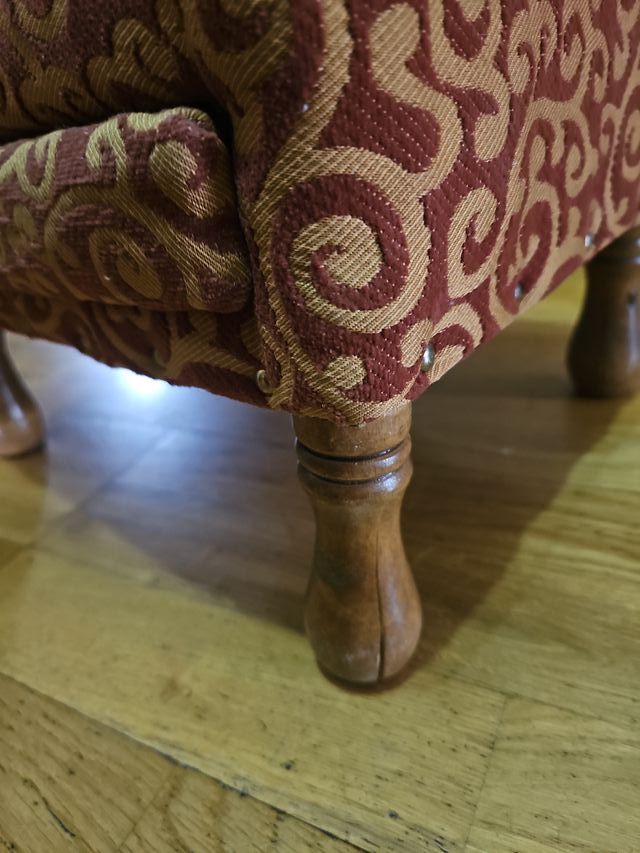 Reposapiés tapizado con cajón