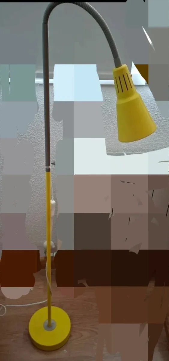 Lámpara de pie Ikea gris y amarilla
