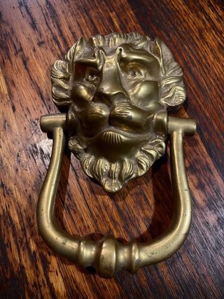 Antiguo llamador de puerta cabeza de leon