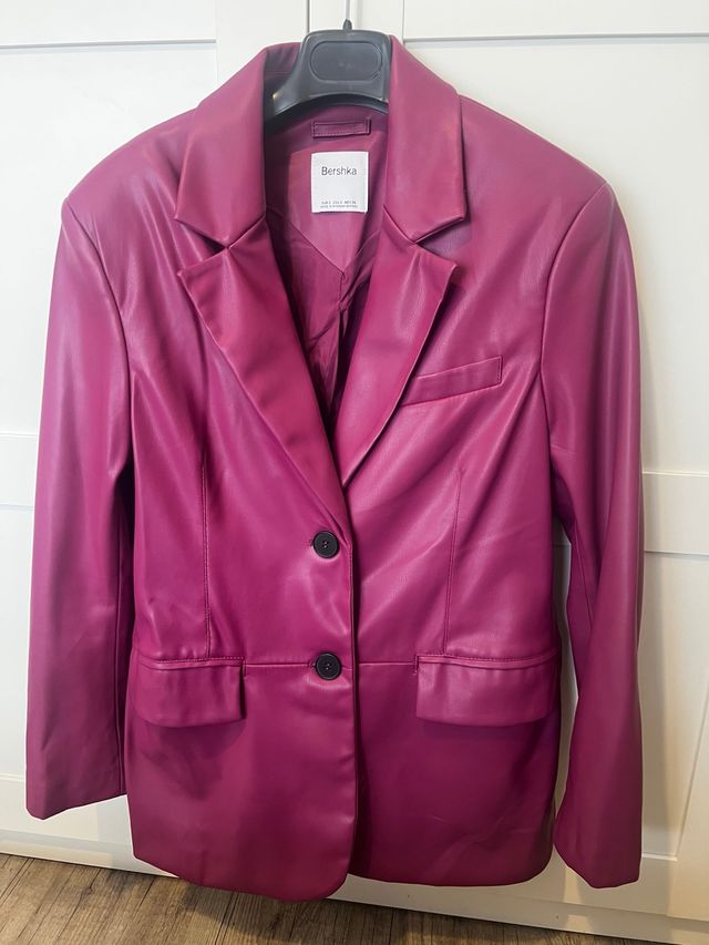 Blazer efecto piel Bershka rosa/morado Talla M