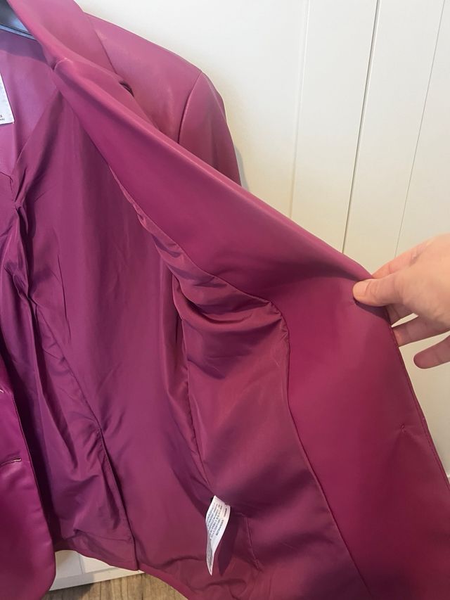 Blazer efecto piel Bershka rosa/morado Talla M