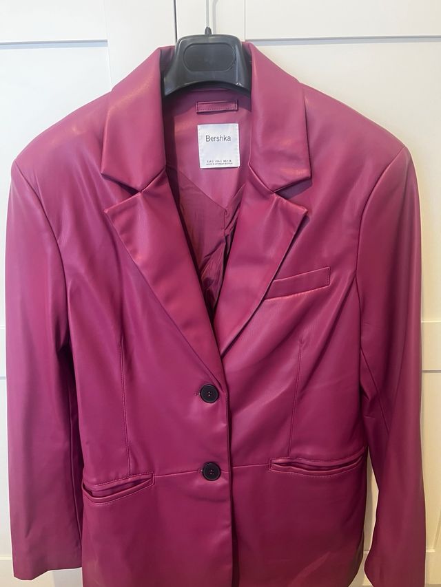 Blazer efecto piel Bershka rosa/morado Talla M