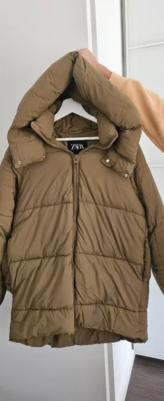 Anorak Zara verde caqui. Es una XS pero muy grande