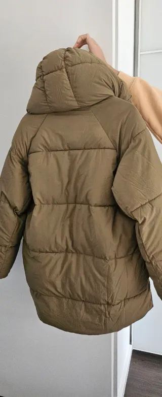 Anorak Zara verde caqui. Es una XS pero muy grande