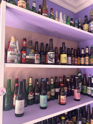 Collezione di bottiglie di birra vuote