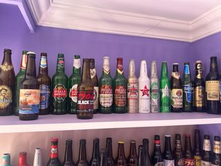 Collezione di bottiglie di birra vuote