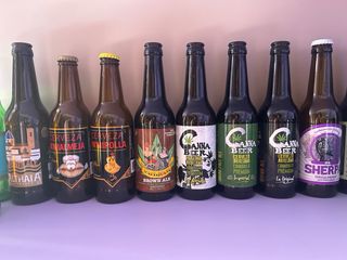 Collezione di bottiglie di birra vuote