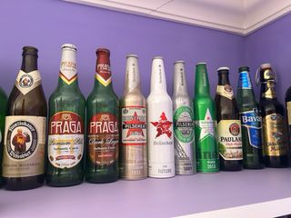 Collezione di bottiglie di birra vuote