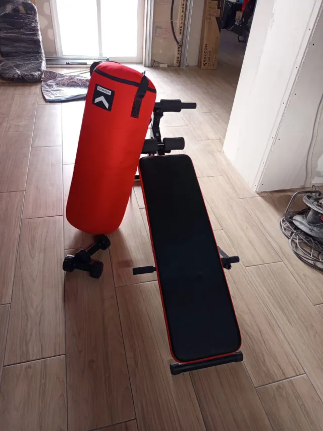 Banco de abdominales y pesas