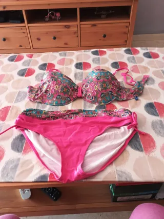 Bikini estampado multicolor y fucsia