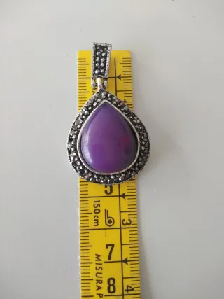 Colgante antiguo plateado con piedra morada