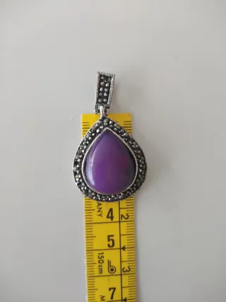 Colgante antiguo plateado con piedra morada