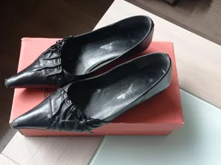 Zapatos negros punta fina tacón bajo
