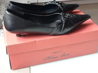 Zapatos negros punta fina tacón bajo