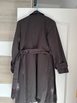 Gabardina by L'U marrón con detalles morados