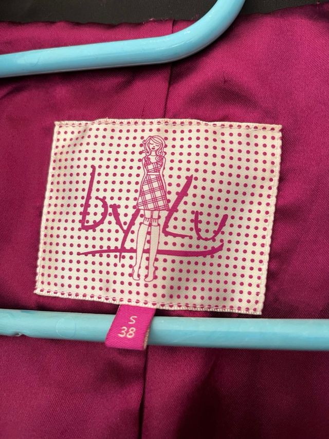 Gabardina by L'U marrón con detalles morados