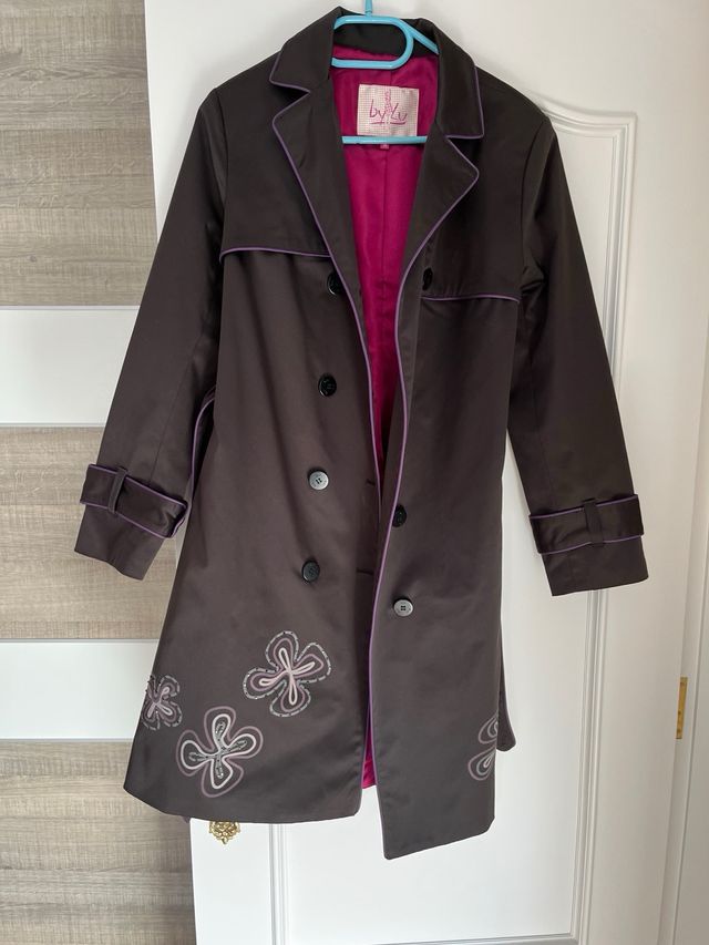 Gabardina by L'U marrón con detalles morados