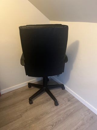 Sillón de oficina de cuero negro