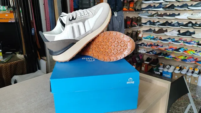 Zapatillas Mustang grises y blancas, talla 40-45.