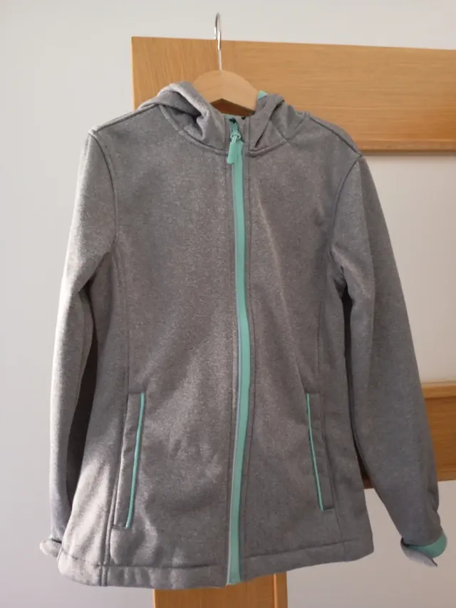 Chaqueta gris con cremallera turquesa