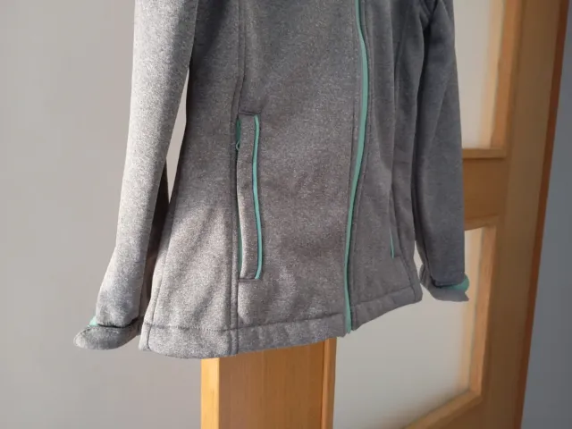 Chaqueta gris con cremallera turquesa