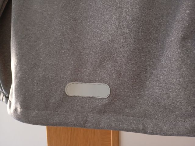 Chaqueta gris con cremallera turquesa