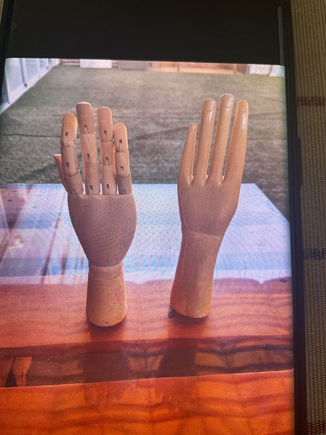 Manos de exposición de madera