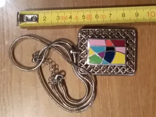 Collar con colgante geométrico