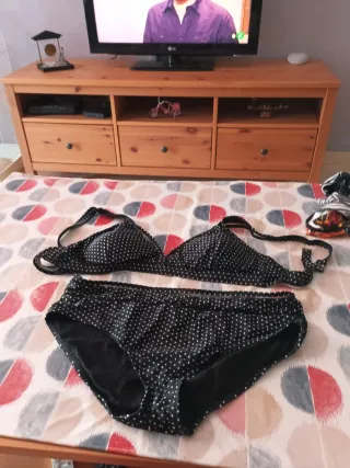 Bikini Negro con Lunares Blancos sin aros.