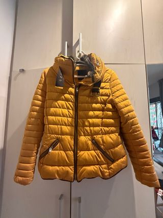Chaqueta acolchada mujer amarilla