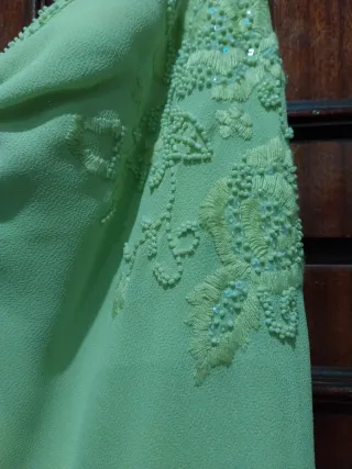 Vestido verde fiesta con adornos