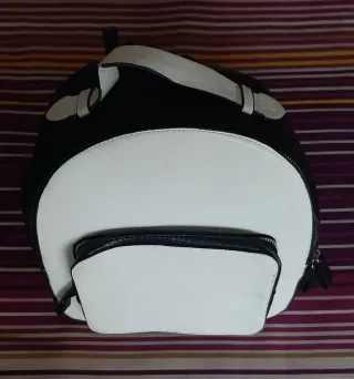 Mochila Negra y Blanca