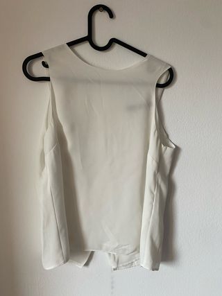 Blusa blanca sin mangas espalda abierta
