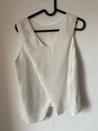 Blusa blanca sin mangas espalda abierta