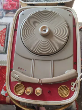 Giradischi vintage beige e rosso