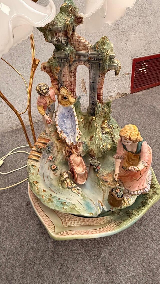 Fuente decorativa con luz y agua