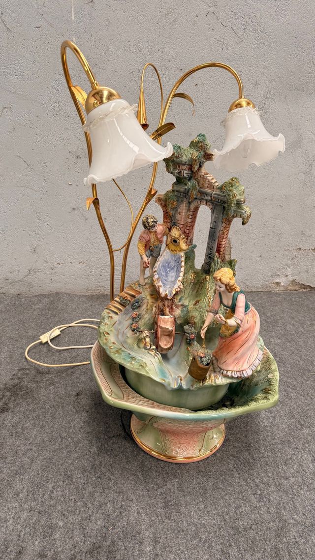 Fuente decorativa con luz y agua