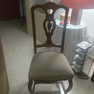 Mesa de comedor de madera y cristal y sillas