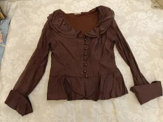Blusa marrón con cuello volante
