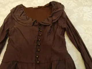 Blusa marrón con cuello volante