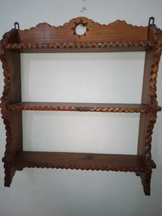estantería tallada