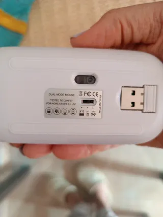 Ratón inalámbrico rosa con cable USB