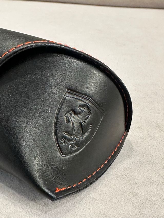 Gafas de Sol Ray-Ban doradas con cristal azul.