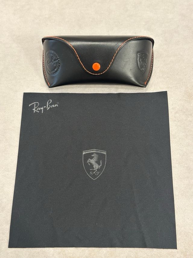 Gafas de Sol Ray-Ban doradas con cristal azul.