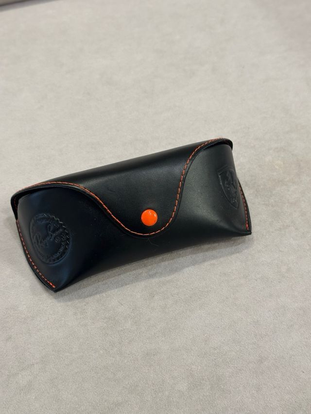 Gafas de Sol Ray-Ban doradas con cristal azul.