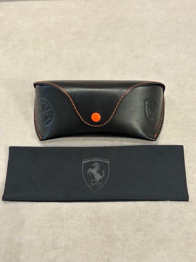 Gafas de Sol Ray-Ban doradas con cristal azul.