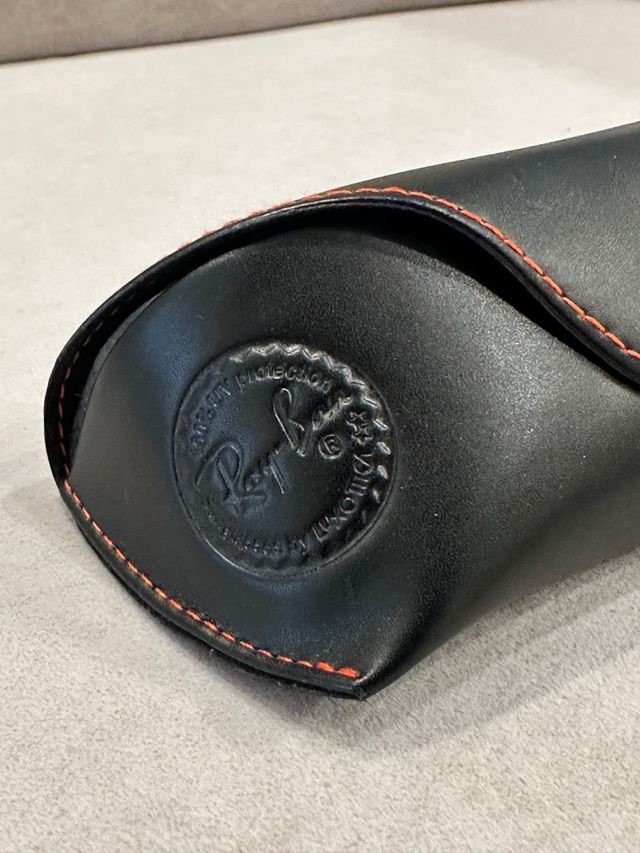 Gafas de Sol Ray-Ban doradas con cristal azul.