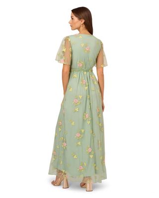 Vestido de fiesta verde con flores rosas