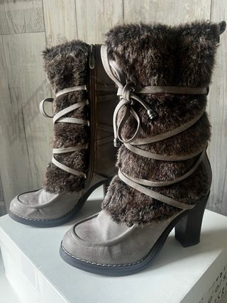 Botas de pelo marrones y grises